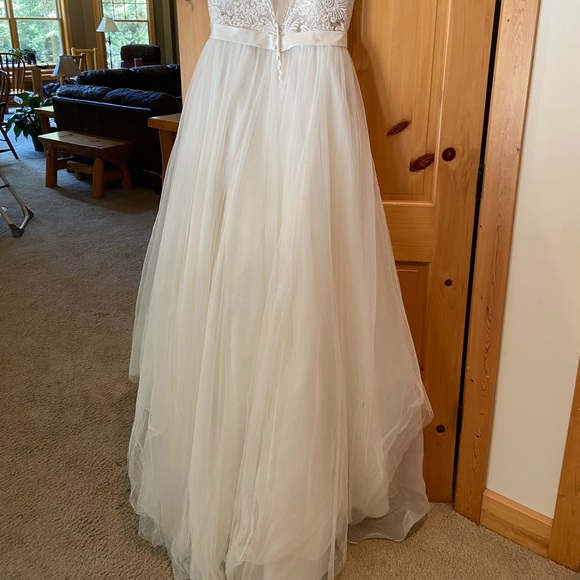Wedding dress - Picture 2 of 6
